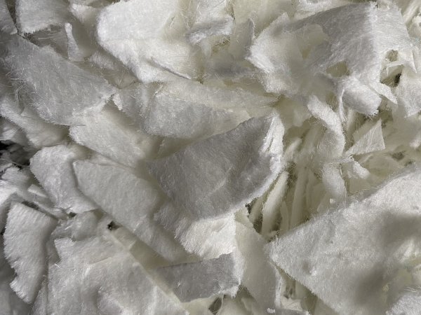 Dressur Vlieshäcksel weiß mit 15 % Fasern (Made in Germany, überprüft nach DIN 18035-7)